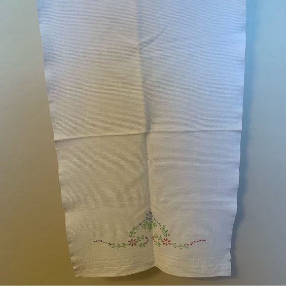 Hand Embroidered Tea Towel 40” x 15” of Lazy Daisy Design on White Towel Vintage - Picture 5 of 5
